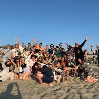 Redkiwi Hoek van Holland teambuilding beach group shot