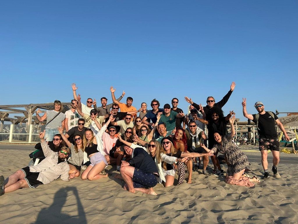 Redkiwi Hoek van Holland teamuitje groepsfoto strand